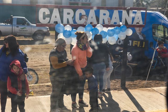 En Carcarañá. La gente se entusiasmó en todas las localidades por las que pasó el tren