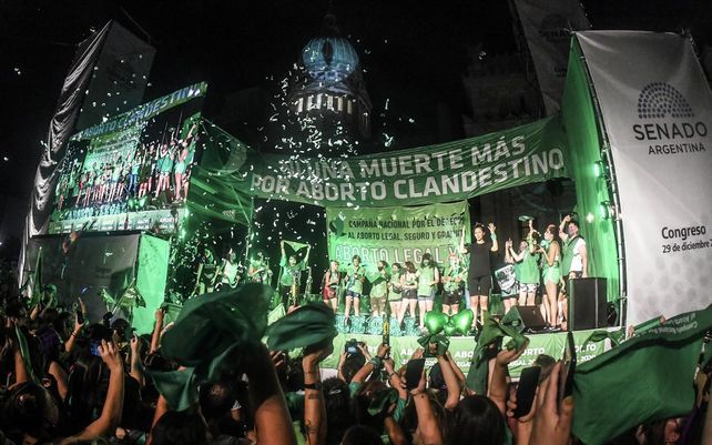 Emoción en los festejos en Argentina por la legalización del aborto