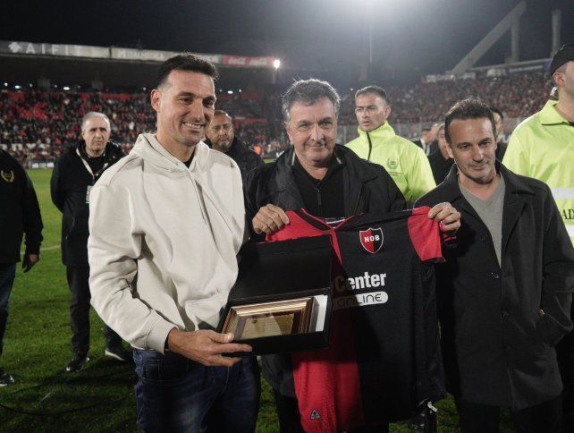 El presidente Ignacio Astore y el vice Daniel Asturzzi junto a Lionel Scaloni.