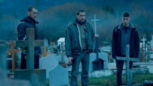 Después de la tragedia. Andy Gorostiaga (centro) es el protagonista de la película “Tres hermanos”.&nbsp;