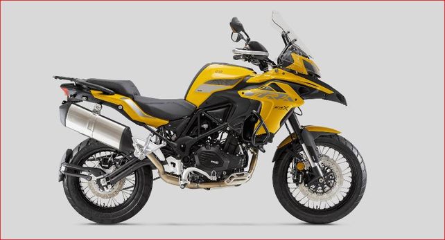 La Benelli TRK 502X cuenta con un sistema de escape ligero y está emplazado más elevado.