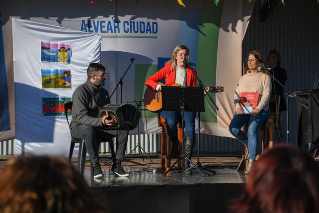 Alvear vivió su primera Feria del Libro en el Centro de Expresiones con la presencia del escritor Lucas Botta