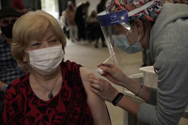 Adultos de más de 50 años vacunados con Sinopharm recibirán tercera dosis de AstraZéneca.&nbsp;