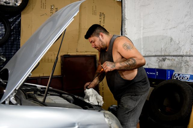 Poner el auto en condiciones puede superar un sueldo promedio.