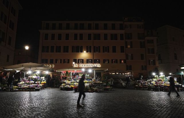 Capital italiana. La plaza Campo de’ Fiori en Roma luce desierta por el temor al contagio.