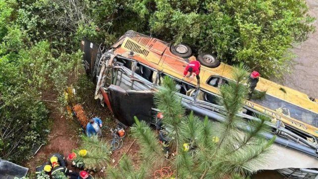 Tragedia en Misiones: un micro de larga distancia cayó a un arroyo y al menos dos personas murieron Tragedia en Misiones: un micro de larga distancia cayó a un arroyo y al menos dos personas murieron