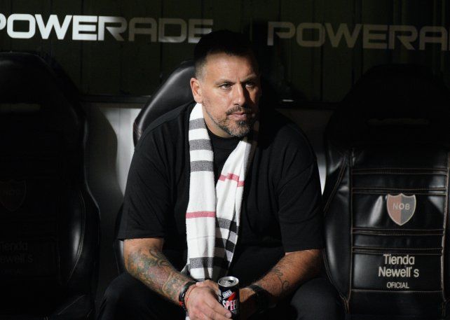 El técnico de Newells Cristian Fabbiani piensa fortalecer el juego aéreo en defensa.