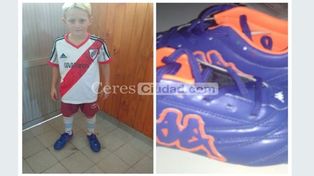 Tres camioneros le compraron botines a un nene santafesino para que pueda jugar