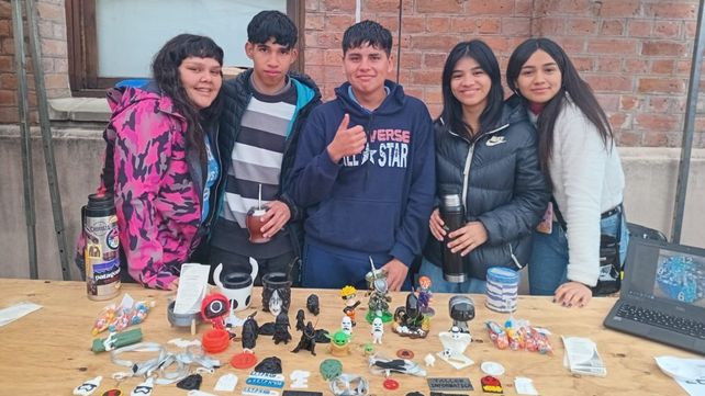 Los estudiantes muestran sus trabajos en la muestra de la Escuela Juana Elena Blanco.