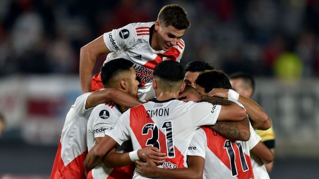 Todo River festeja encima de Nicolás De la Cruz