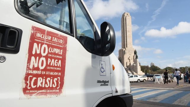Multitudinaria protesta frente al Monumento contra los recortes en discapacidad