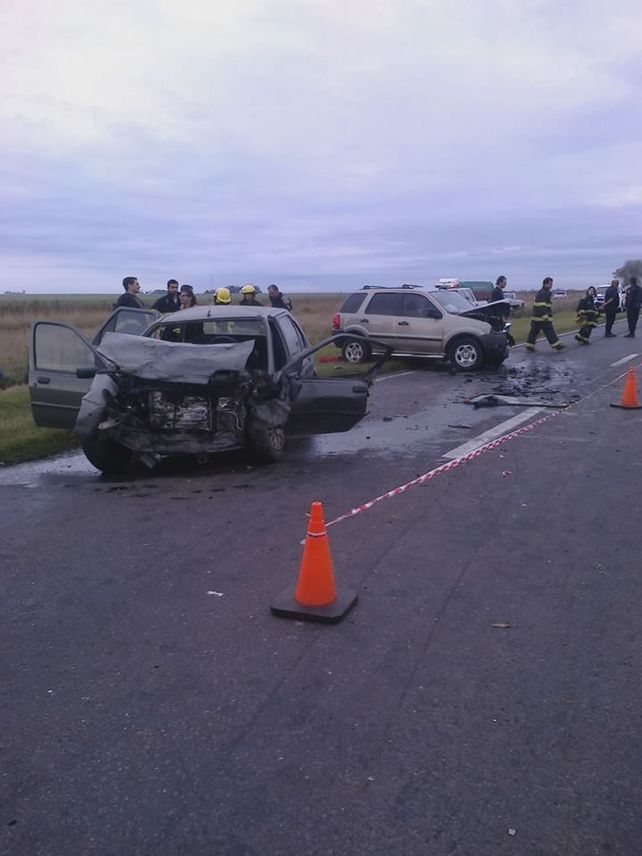 Los vehículos quedaron totalmente destruidos por el impacto. (Foto: gentileza FM Aire Libre Acebal)