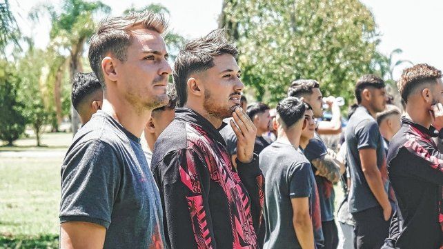 Los jugadores de Colón se acercaron a saludar a los hinchas que fueron al predio 4 de Junio.