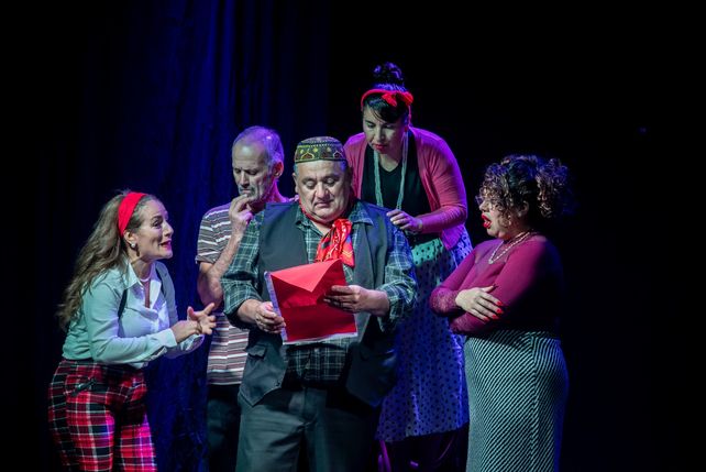 El taller de teatro Magnafama de Timbúes, brilló con la presentación de la obra La verdad de la mentira