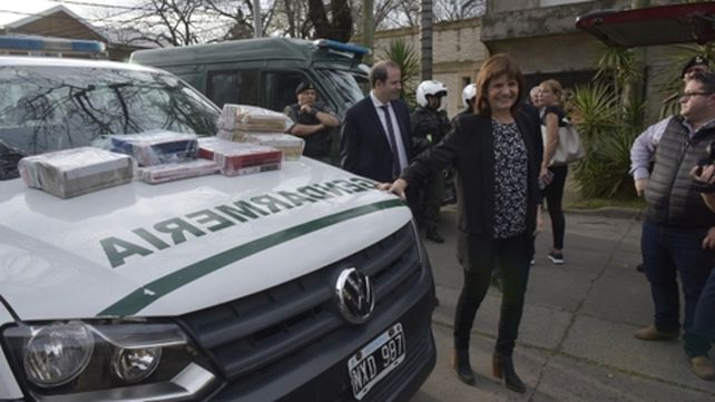 En el lugar. La ministra Bullrich estuvo en Liniers y San Luis donde en un auto hallaron 32 panes de marihuana.