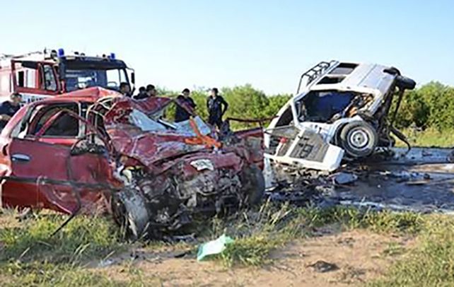 Pavoroso. El Chevrolet Corsa resultó destrozado por el fuerte impacto