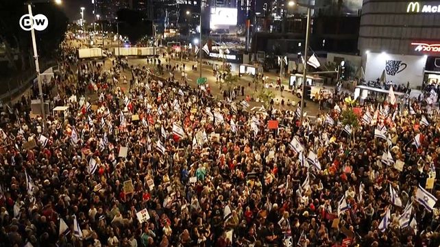 Miles de personas protestaron contra la política oficial de Israel. Pidieron elecciones anticipadas en desacuerdo con el primer ministro Benjamin Netanyahu