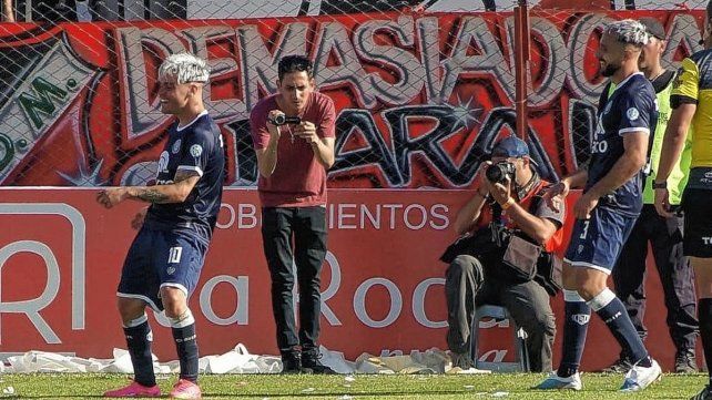 Independiente Rivadavia superó a Maipú y con el empate de Chacarita jugará por el ascenso a Primera.