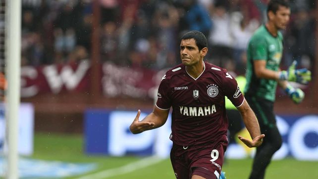 José Sand renovó contrato y seguirá en Lanús
