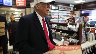 Donald Trump está en Iowa haciendo campaña al puro estilo americano.