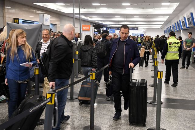 El público llegó a la terminal con los pasajes comprados y desde temprano a la mañana se sorprendió con la medida de fuerza.
