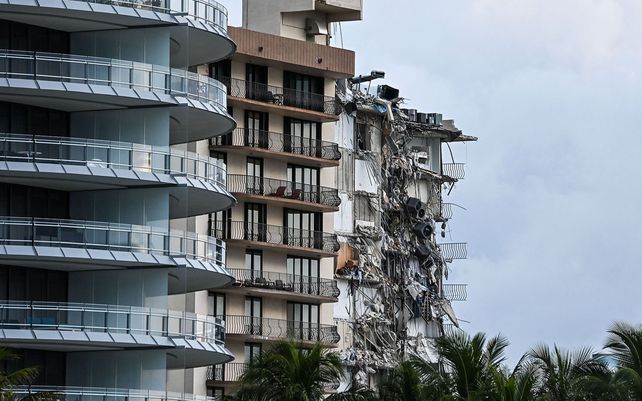El derrumbe de un edificio en Miami en imágenes