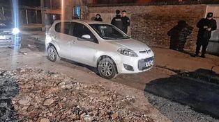 El auto de la pareja a la que le robaron con sus dueños dentro del vehículo.