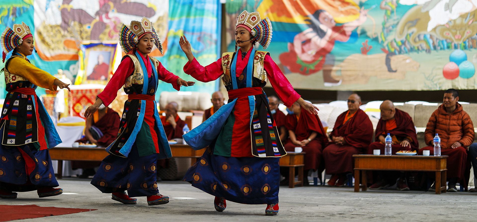 Mujeres tibetanas realizan una danza ritual mientras celebran el Losar, o Año Nuevo tibetano, en Katmandú, Nepal, el jueves 23 de febrero de 2023. (Foto AP/Bikram Rai)