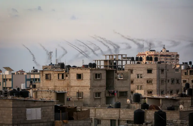 El lanzamiento de cohetes desde Gaza hacia Israel resultó masivo y sorprendió a la nación judía.