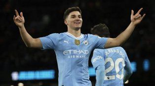 Julián Álvarez sigue intratable y selló el triunfo de Manchester City ante Sheffield