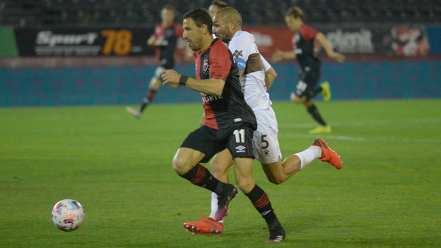 Maxi corre perseguido por Lamberti. Fue ante Platense