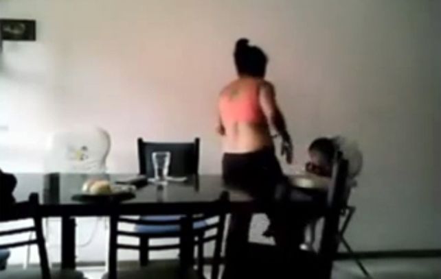 Una niñera de Paraná fue filmada cuando le pegaba a un nene de un año y medio