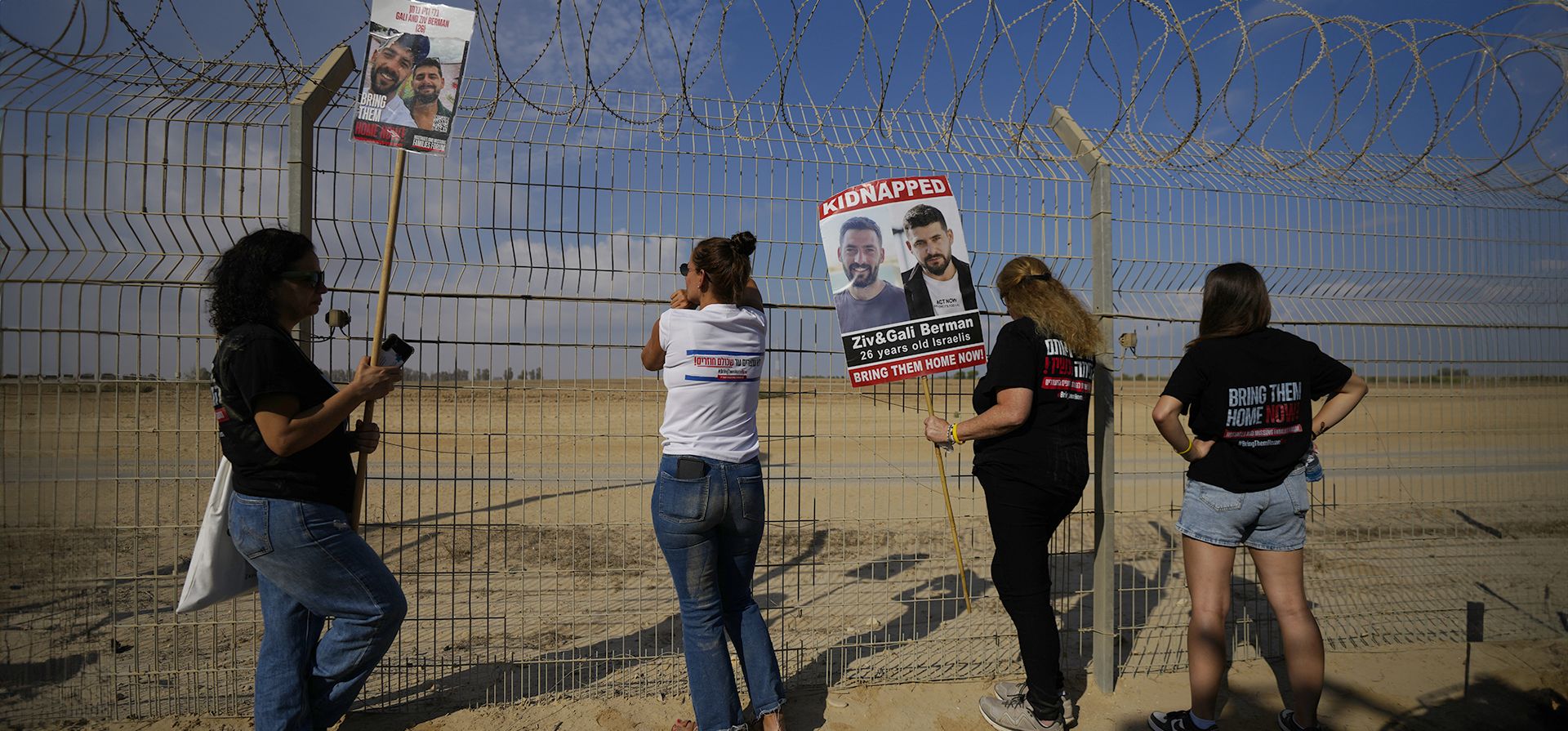 Familiares y amigos de rehenes retenidos en la Franja de Gaza por el grupo militante Hamas participan en una protesta para pedir su liberación mientras observan la frontera entre Israel y Gaza desde el kibutz Nirim, en el sur de Israel, el jueves 29 de agosto de 2024. (Foto AP/Tsafrir Abayov) Familiares y amigos de rehenes retenidos en la Franja de Gaza por el grupo militante Hamas participan en una protesta para pedir su liberación mientras observan la frontera entre Israel y Gaza desde el kibutz Nirim, en el sur de Israel, el jueves 29 de agosto de 2024. (Foto AP/Tsafrir Abayov)
