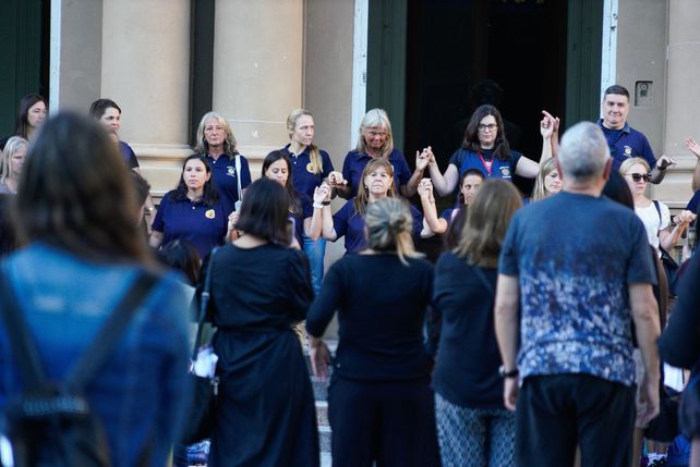 Docentes del Normal 1 realizaron un abrazo simbólico a la institución este lunes