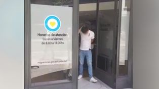 Un presunto integrante de la mafia china al ser detenido en Migraciones.