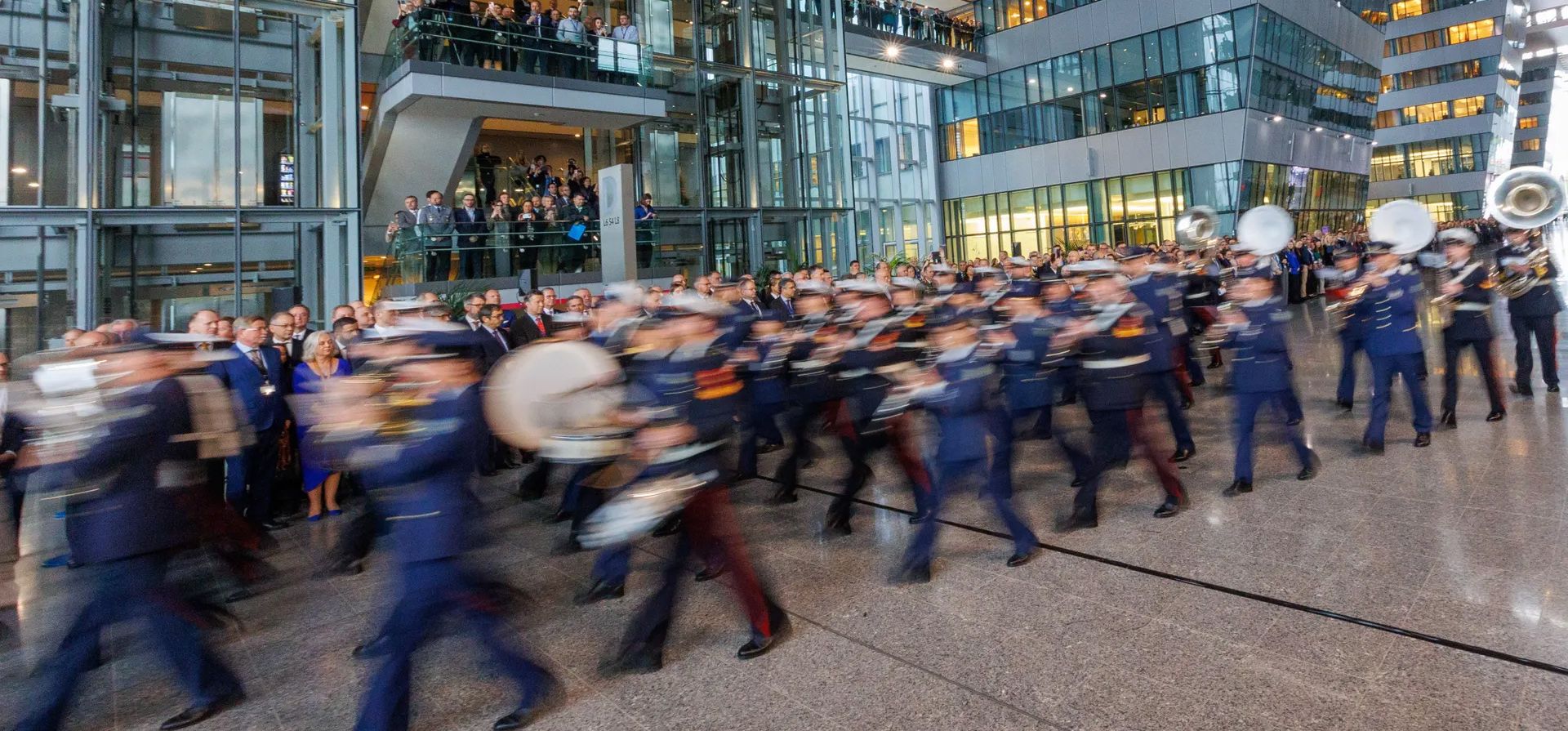 Una banda de música toca al comienzo de la celebración del 75 aniversario de la OTAN, Bruselas, Bélgica. Fotografía: Olivier Matthys/EPA Una banda de música toca al comienzo de la celebración del 75 aniversario de la OTAN, Bruselas, Bélgica. Fotografía: Olivier Matthys/EPA