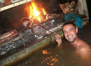 Ni la peor inundación que sufrió La Emilia en su historia frenó la pasión de unos amigos por el asado