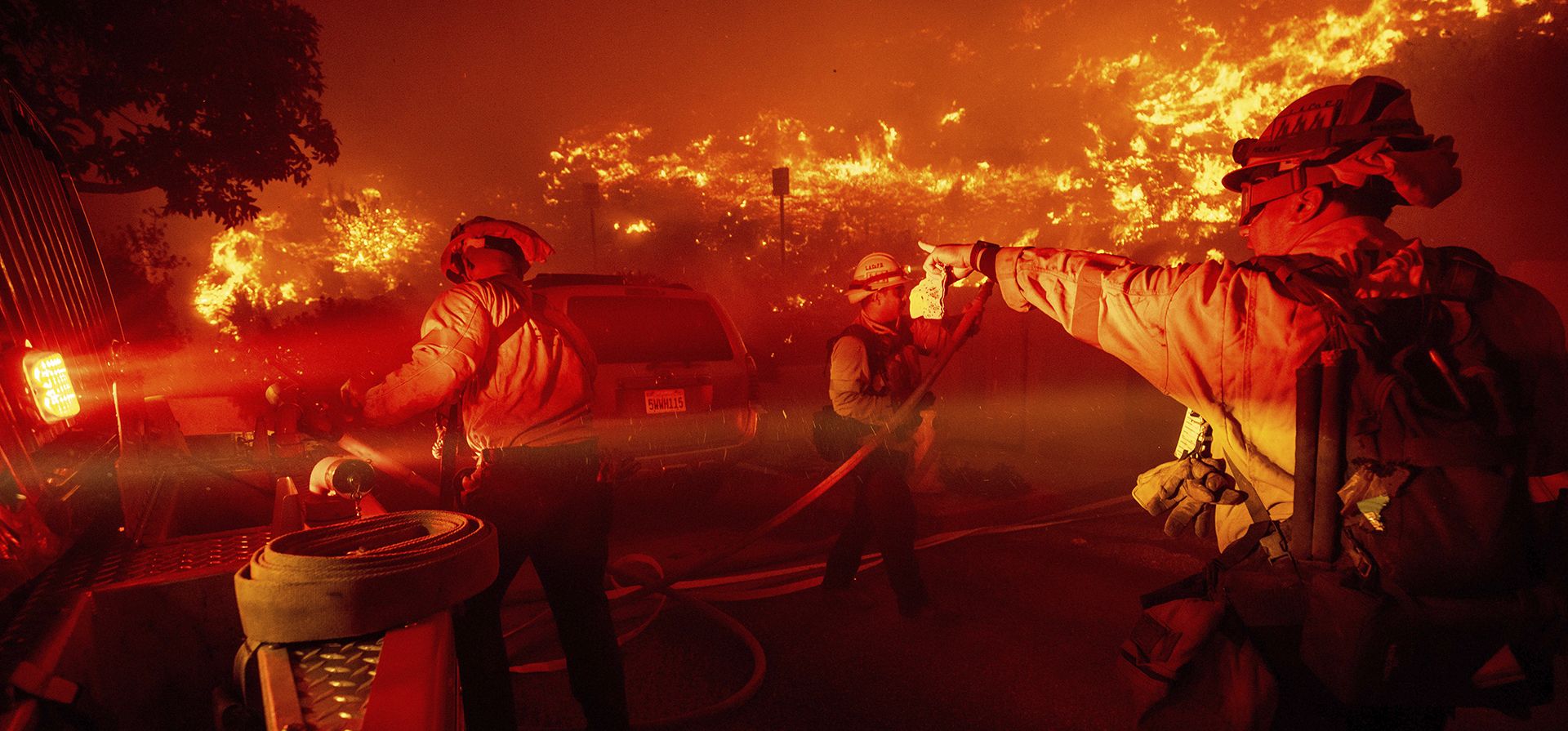 Los bomberos combaten el incendio de Franklin en Malibú, California, el martes 10 de diciembre de 2024. (Foto AP/Ethan Swope)