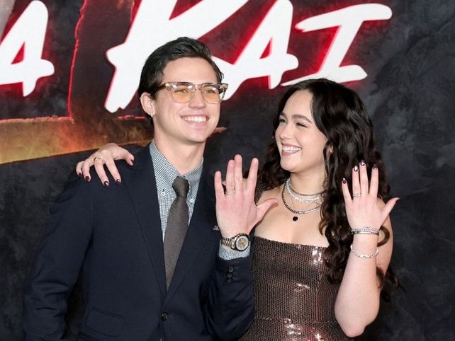 Los jóvenes actores se mostraron felices en la alfombra roja de Cobra Kai