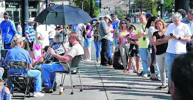 eclipsemanía. La gente hace cola frente al planetario de Salt Lake City (Utah