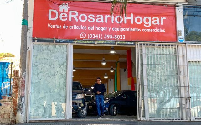 Entre seis y siete hampones irrumpieron en el local donde se ofrecen autos a la venta.&nbsp;