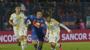 &nbsp;Cerrudo, en su debut, aprovechó un error de Prediger y casi vuelve a empatar. Tevez sorprendió al incluirlo desde el vamos.