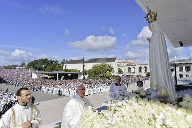 ceremonia. Francisco ante una imagen de Nuestra Señora de Fátima