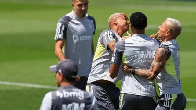 En el entrenamiento del Atlético Mineiro se vivió un momento caliente.