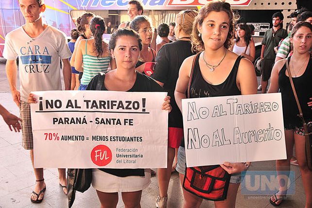 Hubo una manifestación en la Terminal de Paraná contra el aumento de Fluviales y Etacer