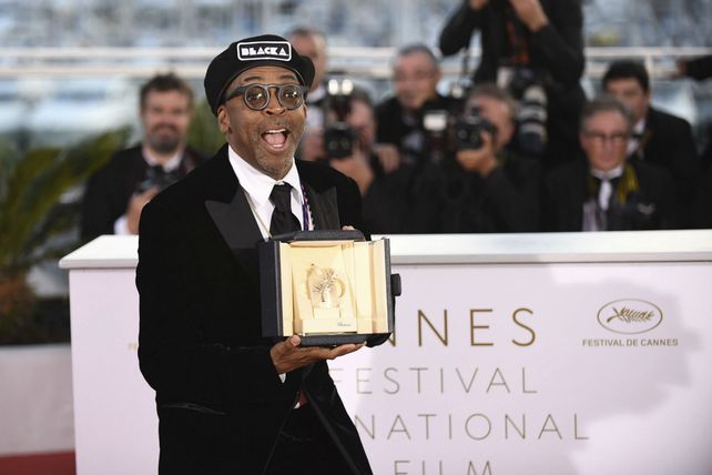 Feliz. Lee dedicó su premio a la República Popular de Brooklyn.