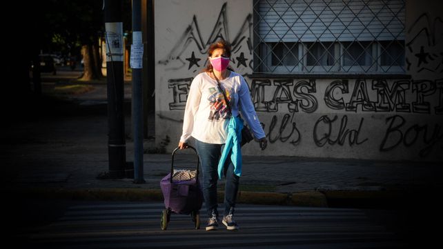 La casos y muertes por coronavirus siguen en una meseta baja.