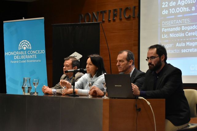 Los disertantes hoy a la mañana en la UCA. Foto: Coordinación de Comunicación HCD Paraná