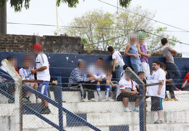 En la tribuna. El líder de la malograda banda narco es hincha fanático de Sportivo Urquiza (parado).