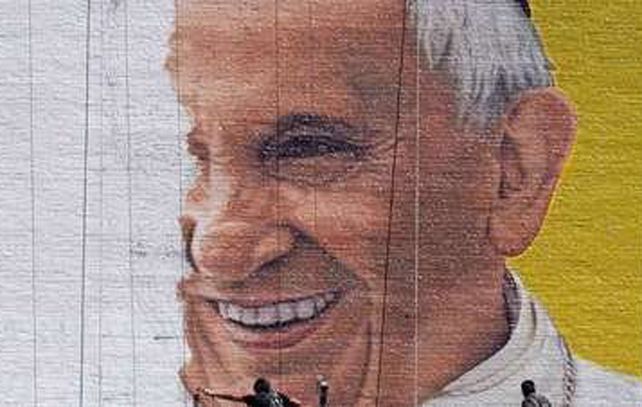 Operarios pintan el enorme mural del Papa Francisco en Nueva York.